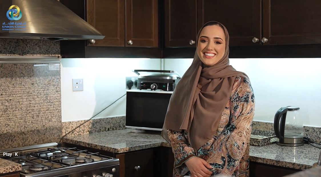 mrf-uc-metaverse-campaign-dubai-countdown-media-production Woman presenting kitchen product for MRF UC Metaverse Campaign in Dubai by Countdown Media Production